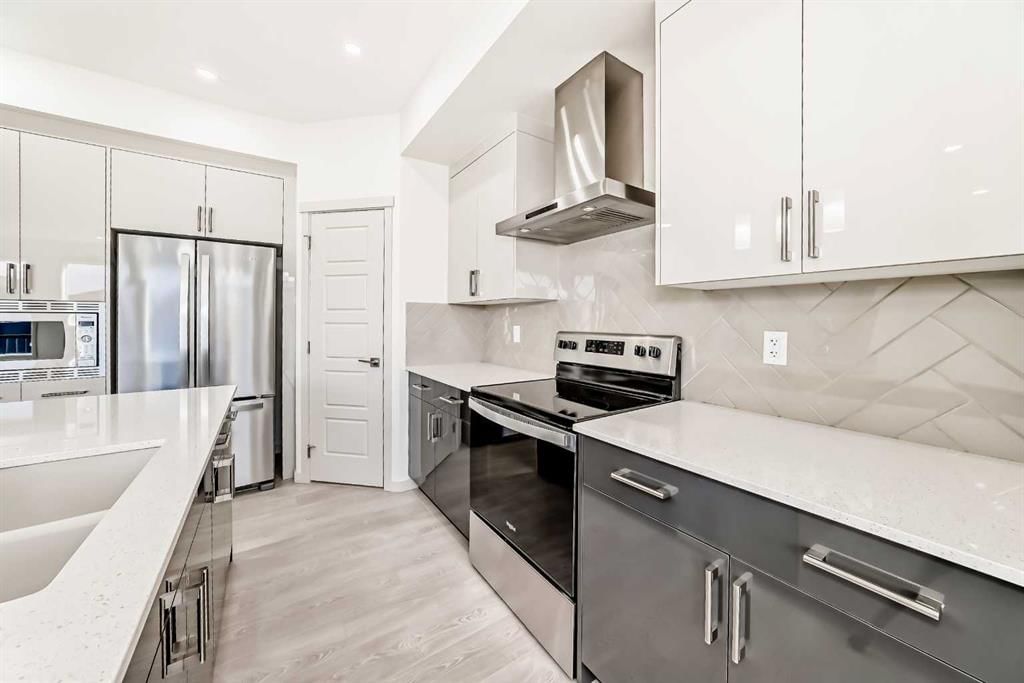 31 Lucas Passage NW, Calgary — photo 3 of 50