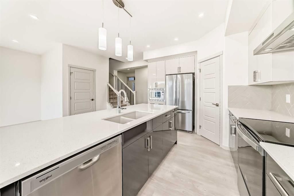 31 Lucas Passage NW, Calgary — photo 4 of 50