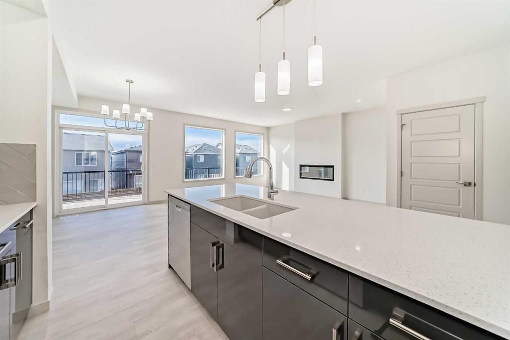 31 Lucas Passage NW, Calgary — photo 5 of 50