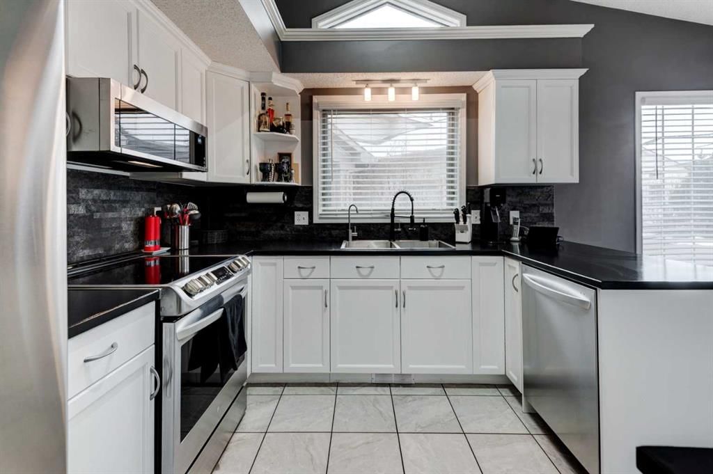 66 Douglas Woods Park SE, Calgary — photo 4 of 34