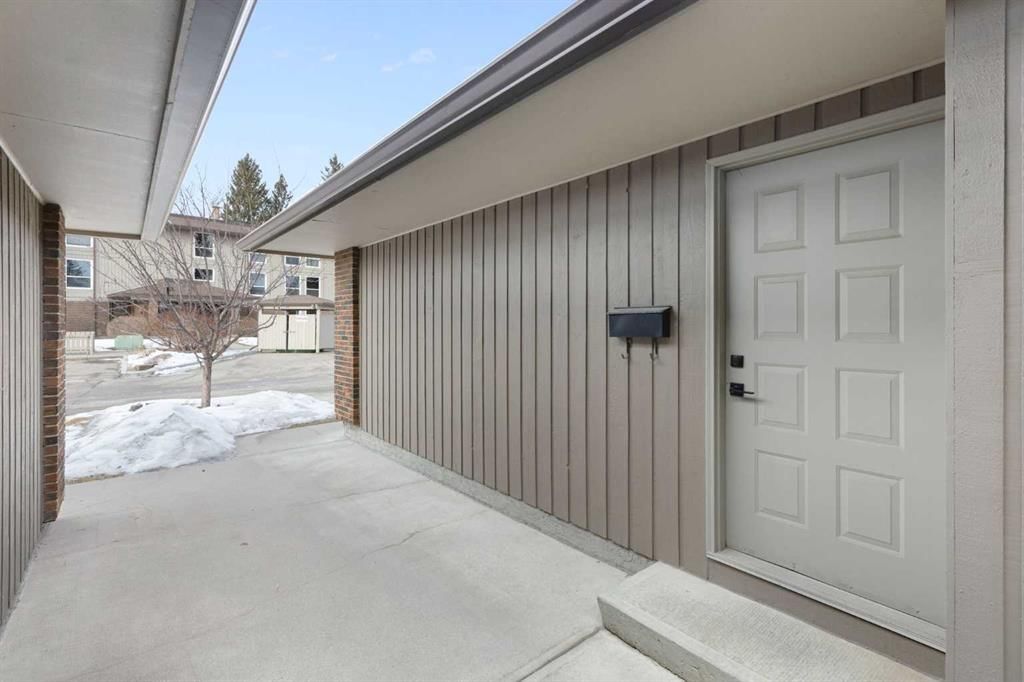 825, 860 Midridge Drive SE, Calgary — photo 3 of 50