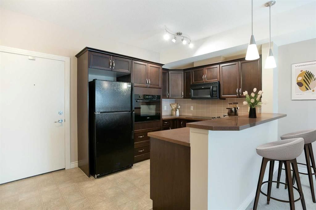 217, 60 Royal Oak Plaza NW, Calgary — photo 3 of 23