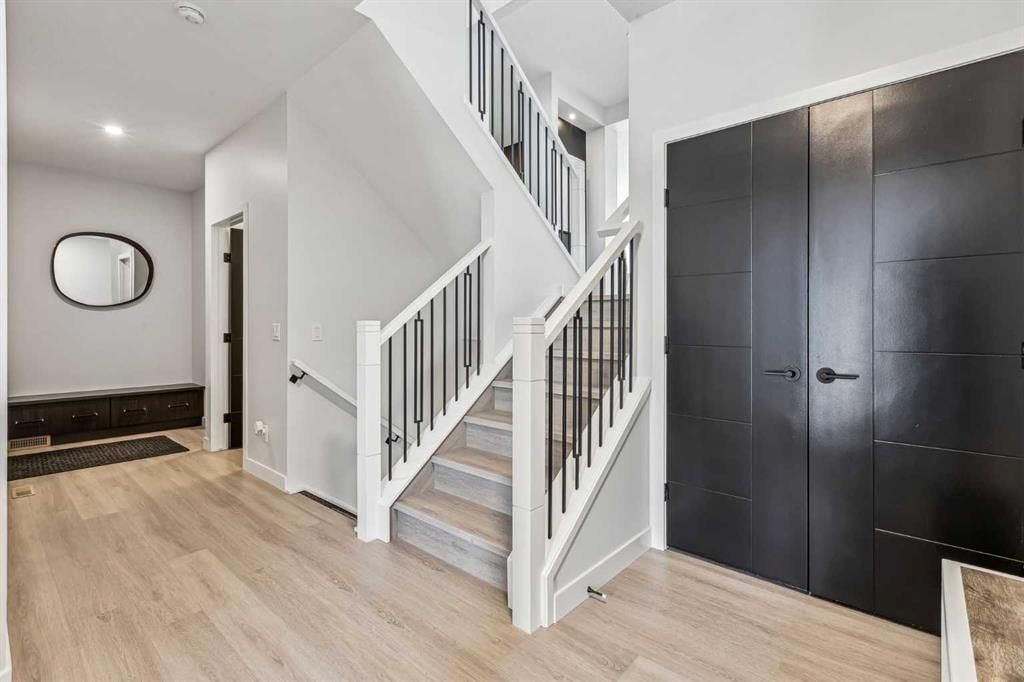 123 Mitchell Way NW, Calgary — photo 3 of 38