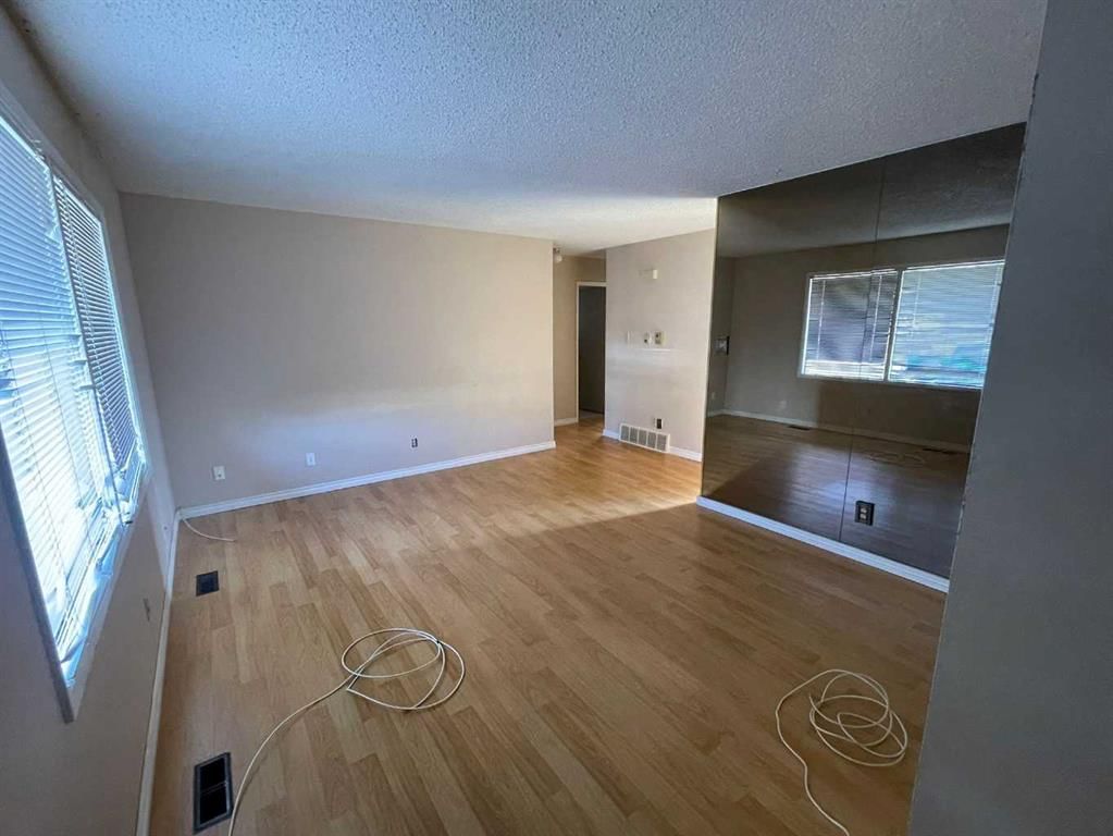 471 78 Avenue NE, Calgary — photo 2 of 20