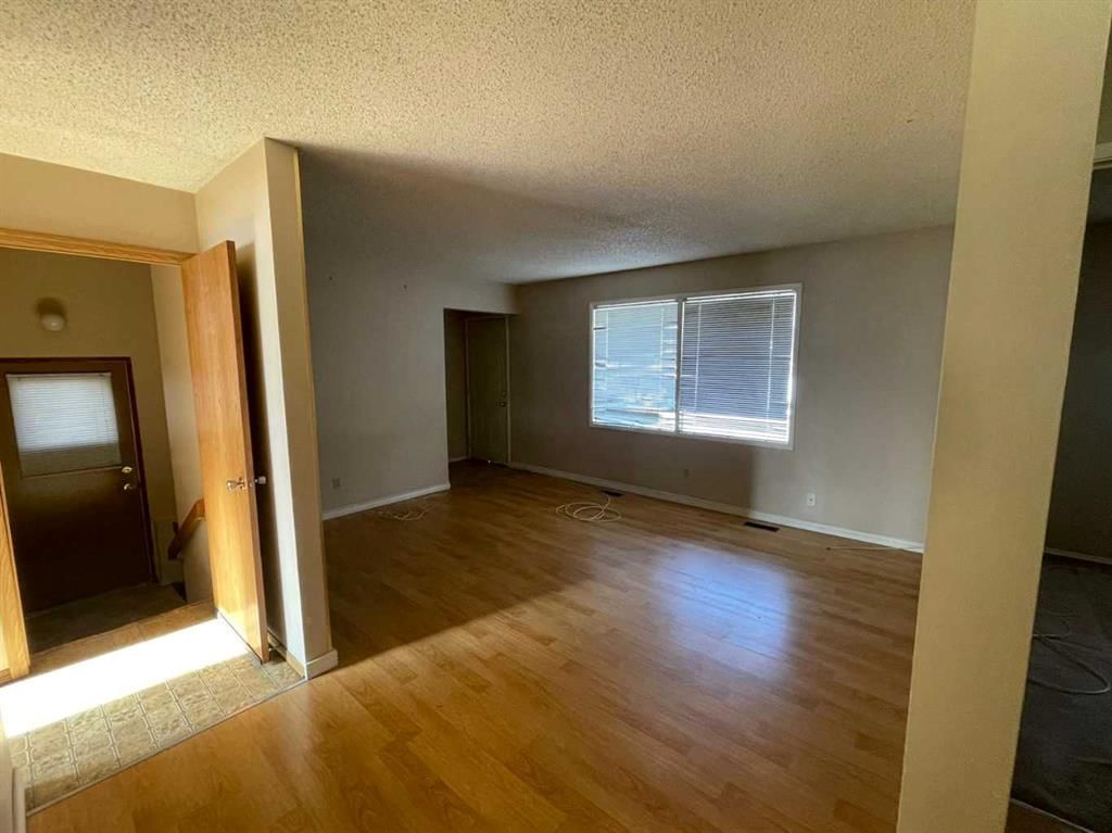 471 78 Avenue NE, Calgary — photo 3 of 20