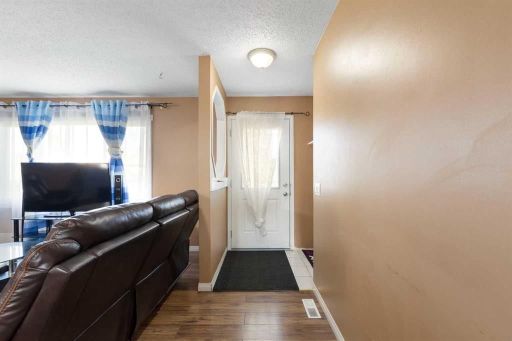 6124 Maddock Drive NE, Calgary — photo 3 of 47