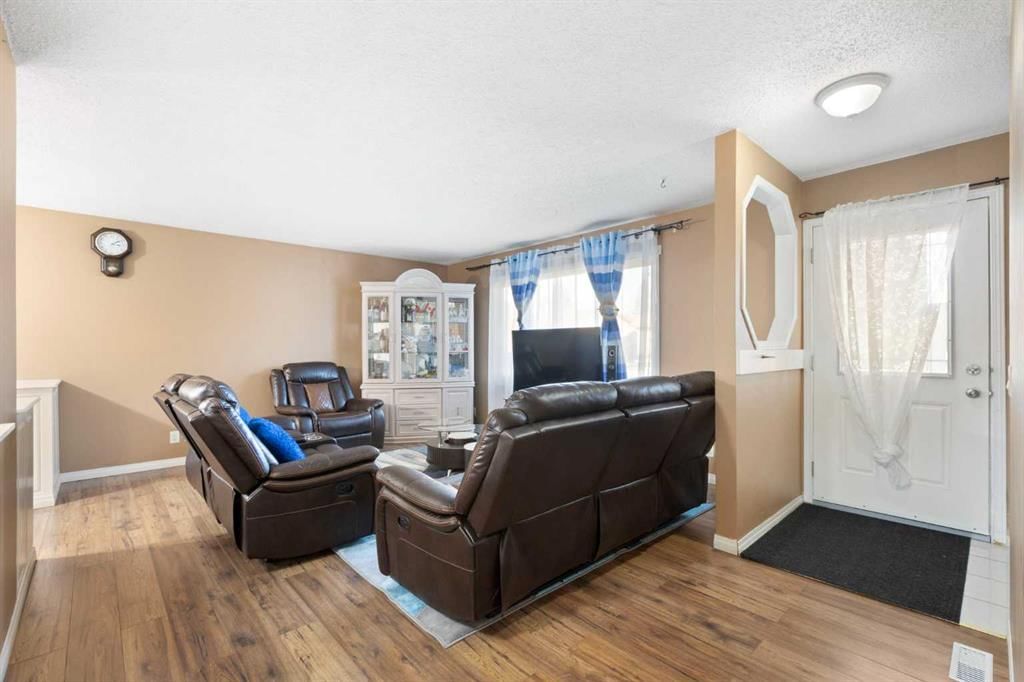 6124 Maddock Drive NE, Calgary — photo 4 of 47