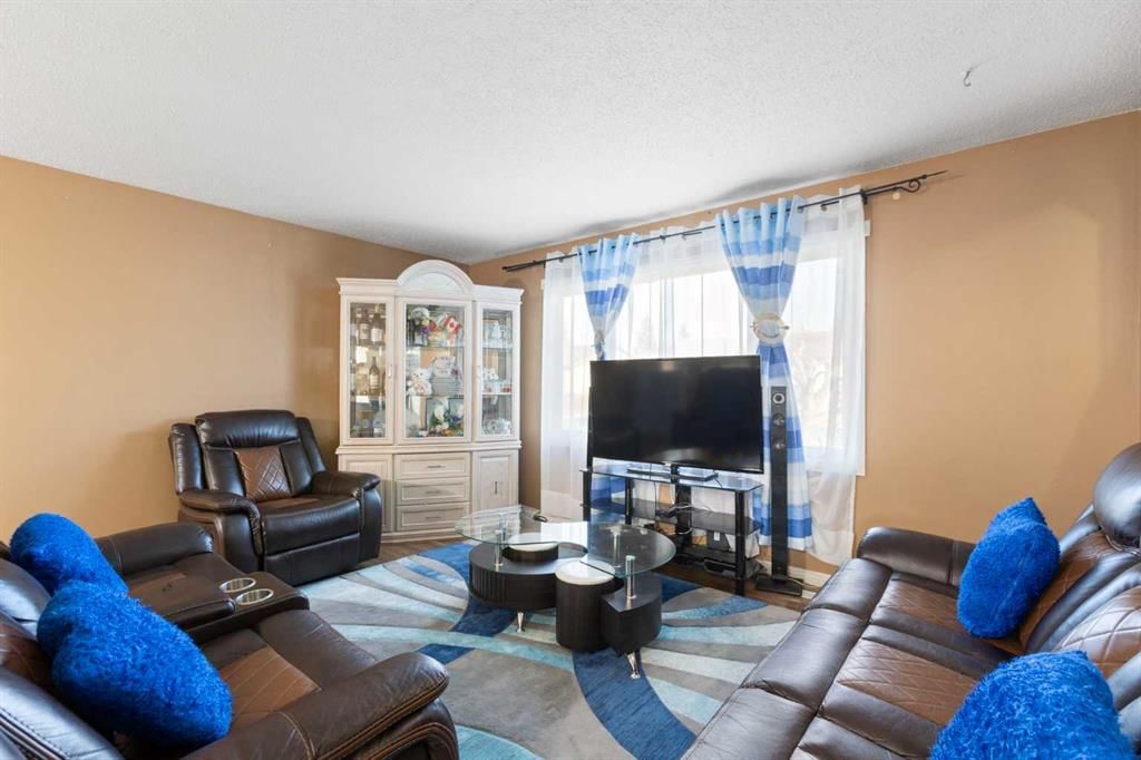 6124 Maddock Drive NE, Calgary — photo 5 of 47