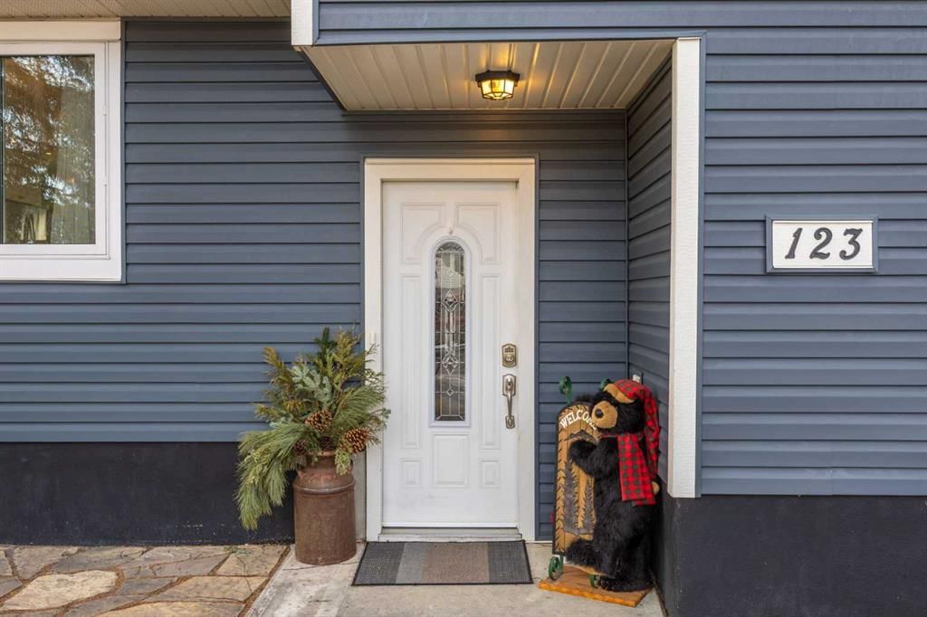123 Sackville Drive SW, Calgary — photo 2 of 40