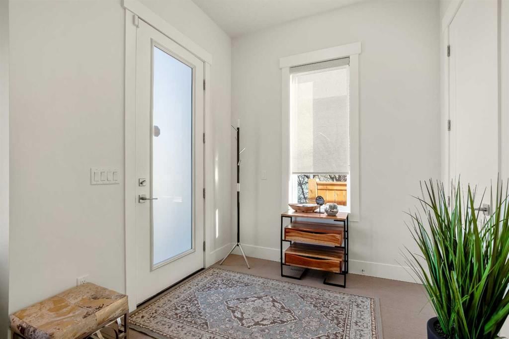303 30 Avenue NE, Calgary — photo 3 of 44