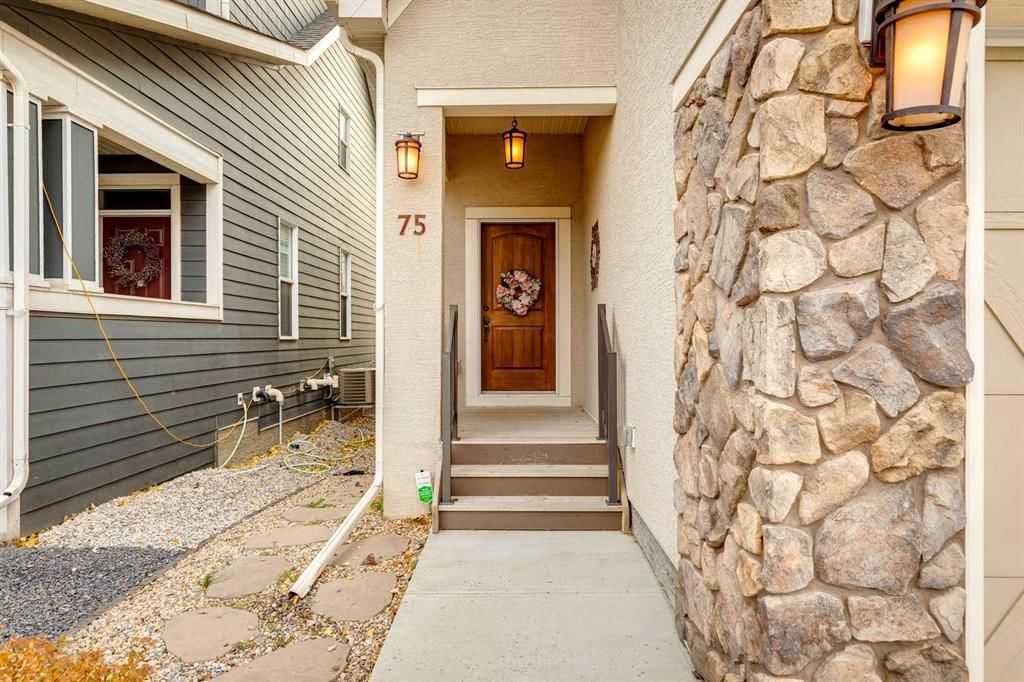 75 Masters Rise SE, Calgary — photo 2 of 38