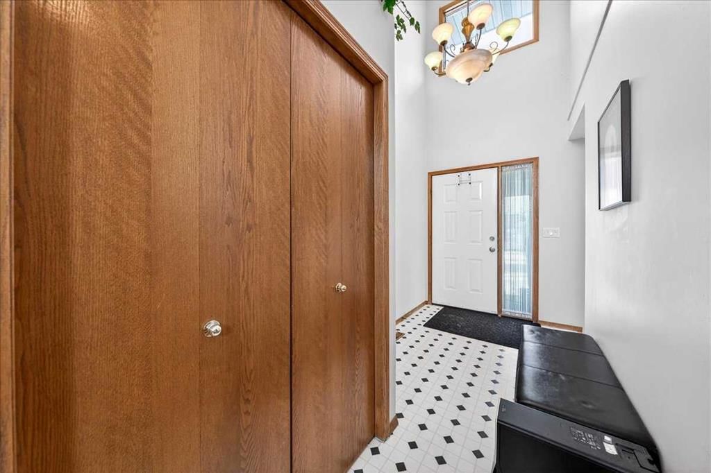 210 Shawinigan Way SW, Calgary — photo 4 of 46