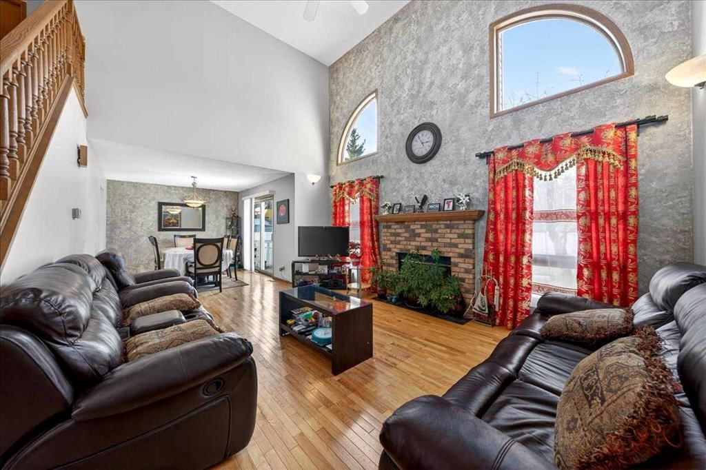 210 Shawinigan Way SW, Calgary — photo 5 of 46