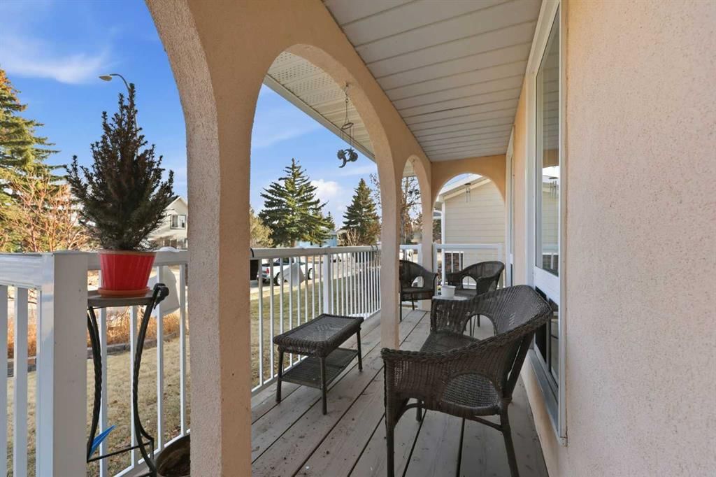63 Huntmeadow Road NE, Calgary — photo 2 of 35