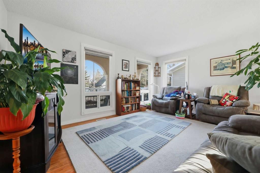 63 Huntmeadow Road NE, Calgary — photo 3 of 35
