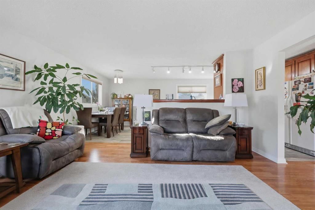 63 Huntmeadow Road NE, Calgary — photo 4 of 35