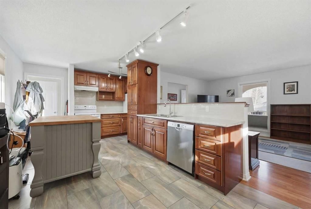 63 Huntmeadow Road NE, Calgary — photo 5 of 35