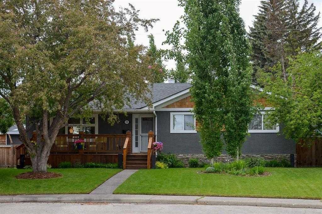 19 Garrick Drive SW, Calgary — photo 2 of 49