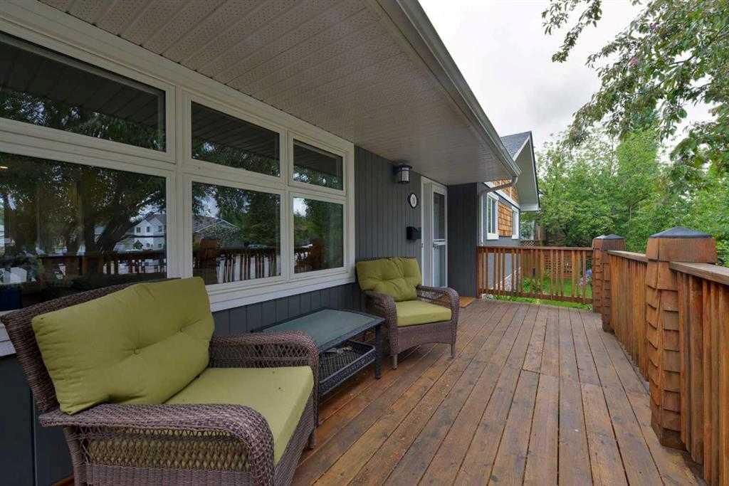 19 Garrick Drive SW, Calgary — photo 3 of 49