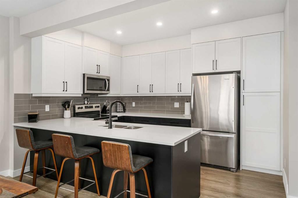 915 Crestridge Common SW, Calgary — photo 4 of 33