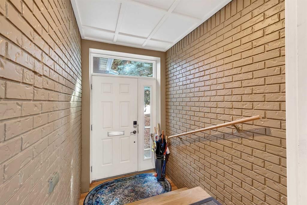 80 Oakmount Way SW, Calgary — photo 3 of 50