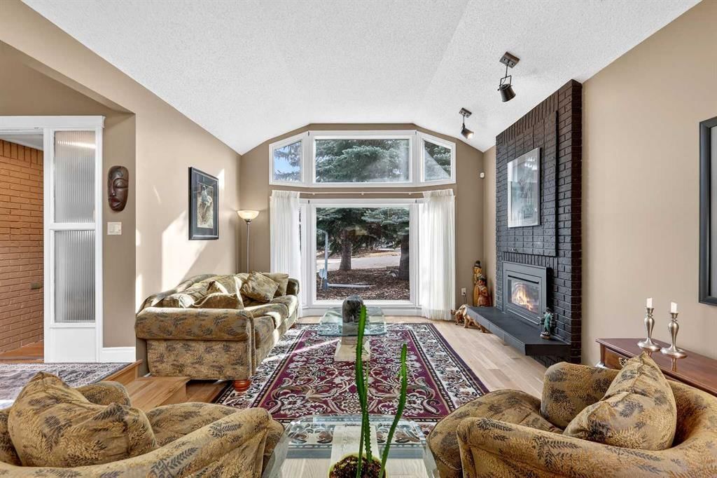 80 Oakmount Way SW, Calgary — photo 5 of 50