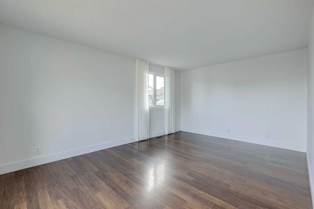 23 Erin Grove Court SE, Calgary — photo 5 of 38