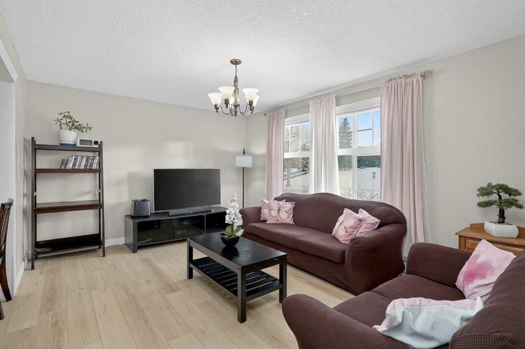 3503 42 Street NE, Calgary — photo 3 of 38