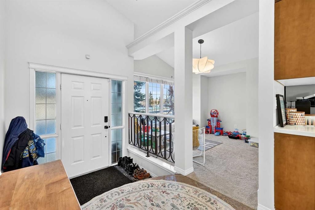 2836 Douglasdale Boulevard SE, Calgary — photo 4 of 44