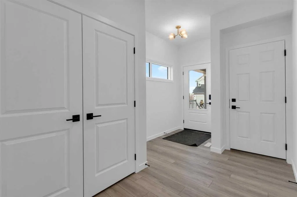 200 Starling Place NW, Calgary — photo 2 of 33