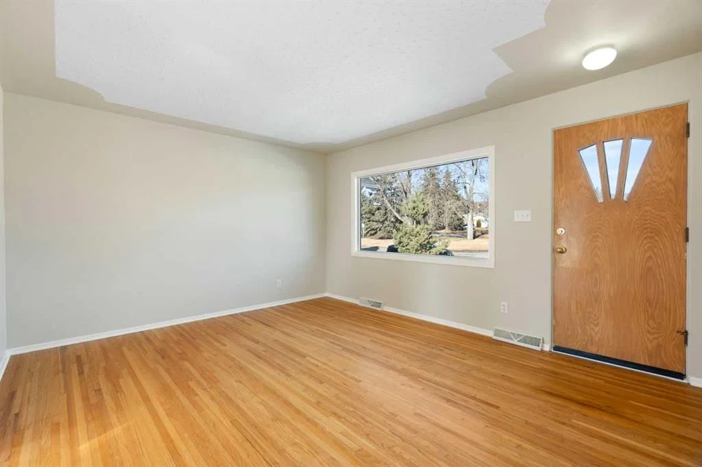 19 Carmangay Crescent NW, Calgary — photo 2 of 30