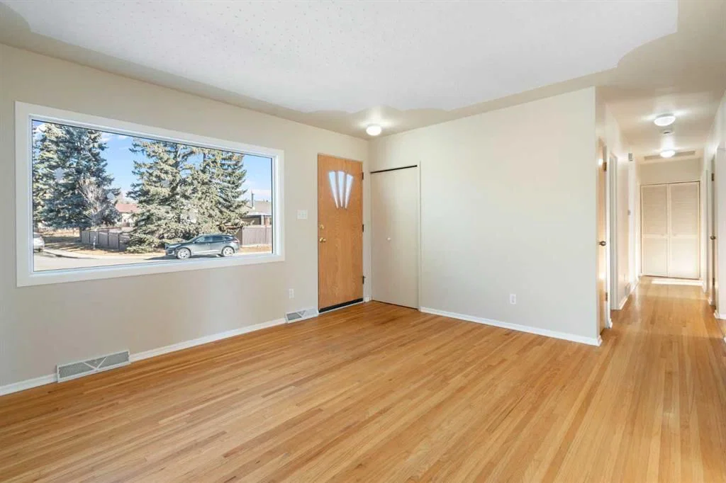 19 Carmangay Crescent NW, Calgary — photo 3 of 30