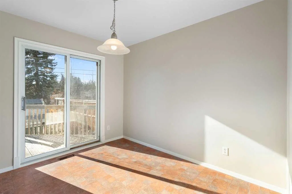 19 Carmangay Crescent NW, Calgary — photo 5 of 30