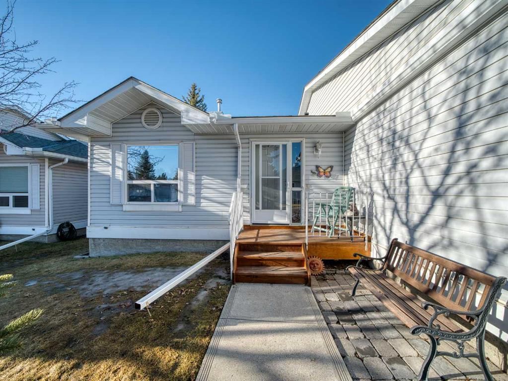 12 Deer Ridge Close SE, Calgary — photo 2 of 32