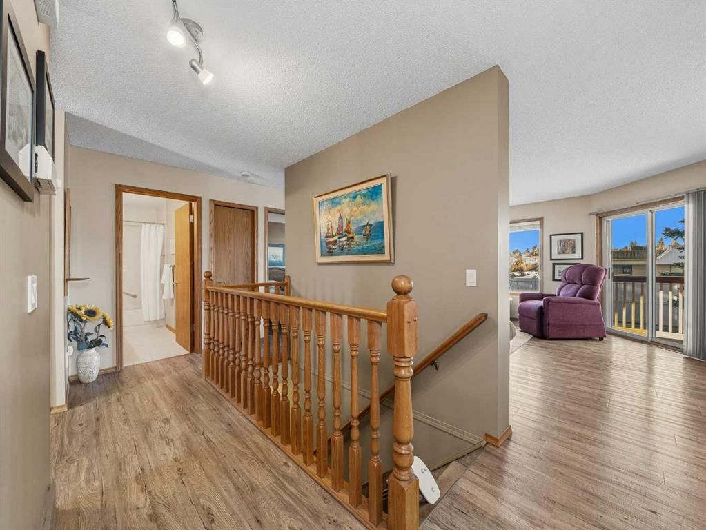 12 Deer Ridge Close SE, Calgary — photo 5 of 32