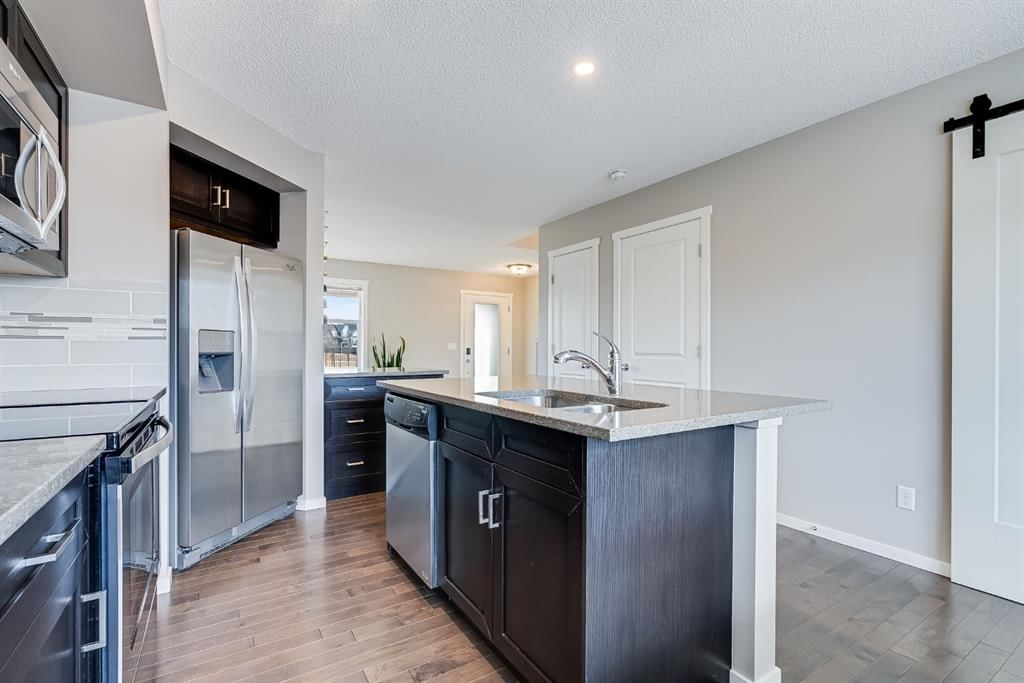 121 Marine Drive SE, Calgary — photo 5 of 30