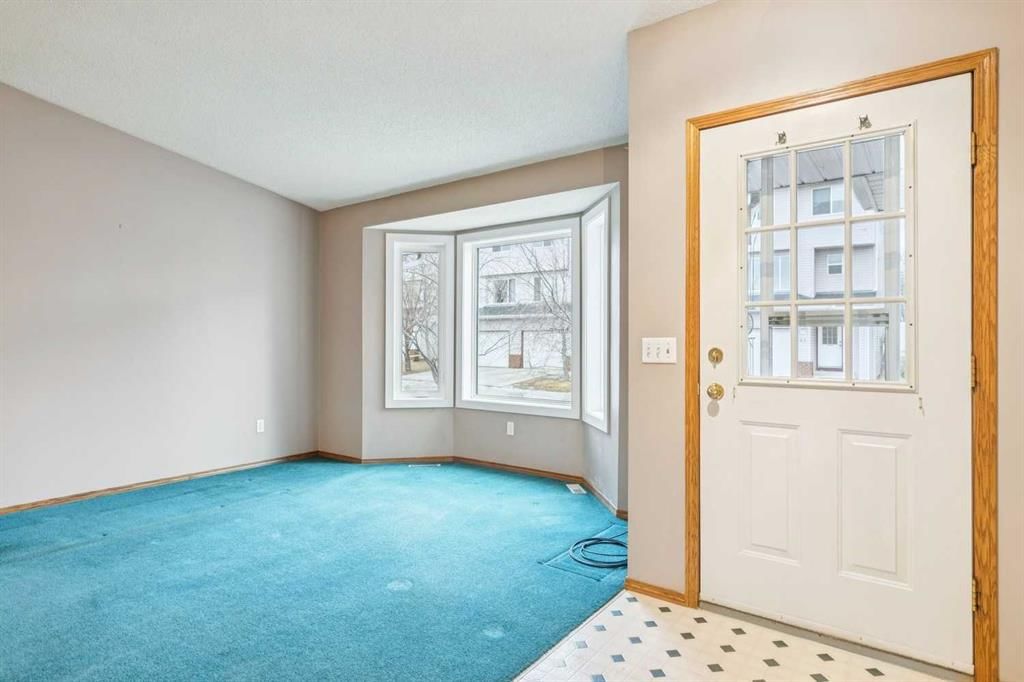 42 Harvest Oak Circle NE, Calgary — photo 3 of 18