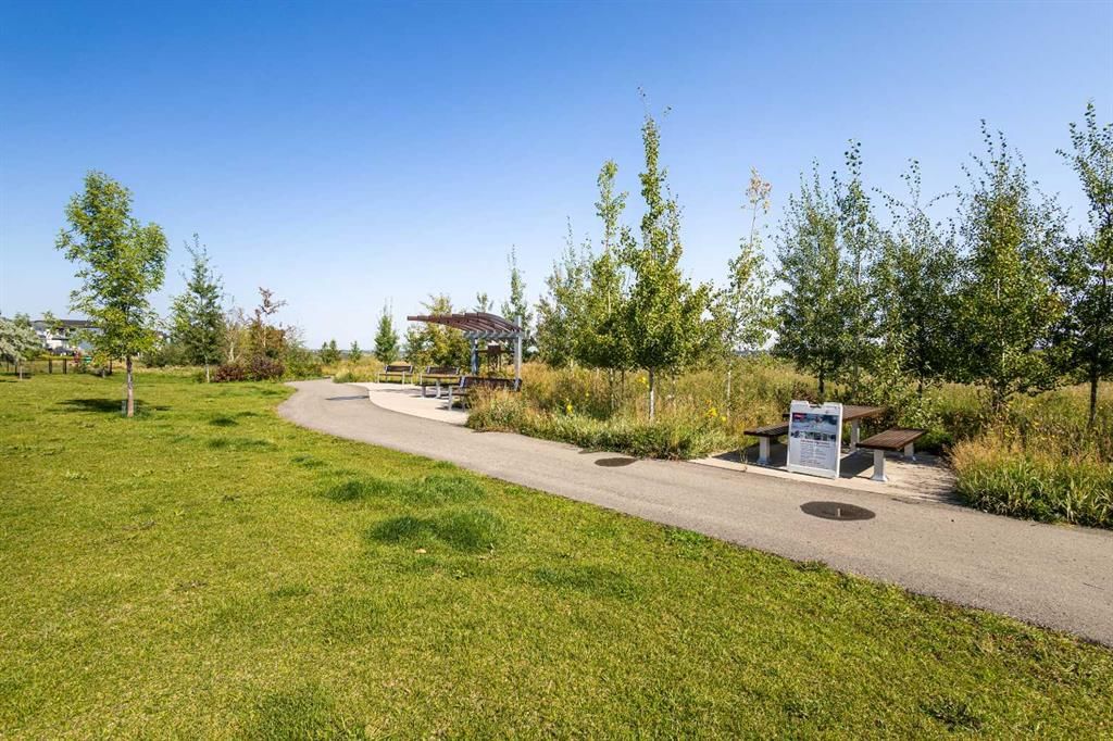 33 Walcrest Way SE, Calgary — photo 3 of 35