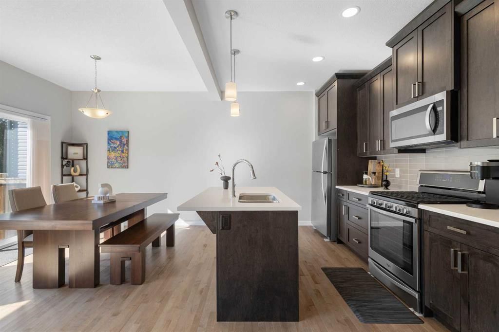 33 Walcrest Way SE, Calgary — photo 5 of 35