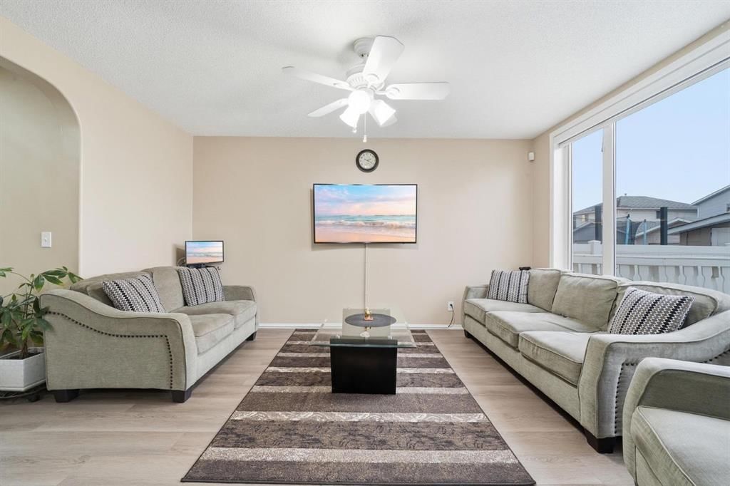 131 San Fernando Crescent NE, Calgary — photo 4 of 43