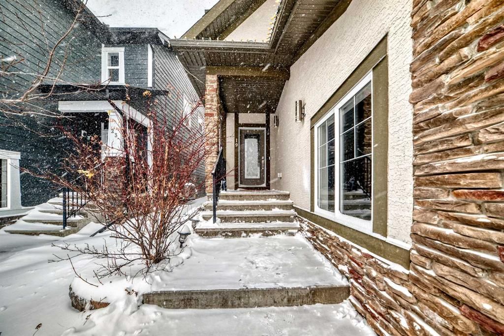 19 Valley Pointe Way NW, Calgary — photo 2 of 35