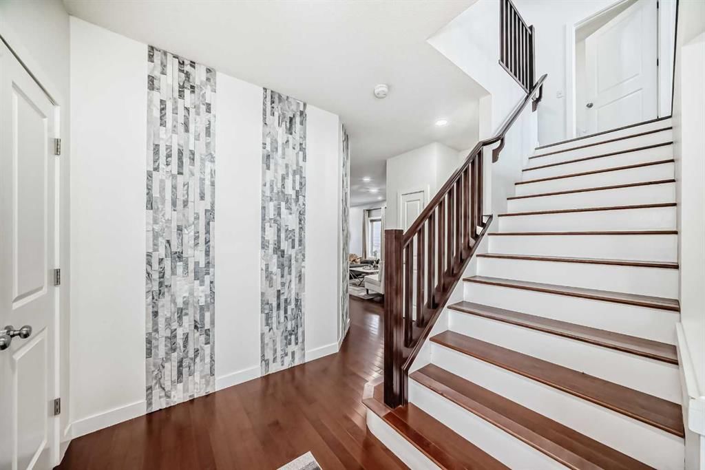19 Valley Pointe Way NW, Calgary — photo 4 of 35