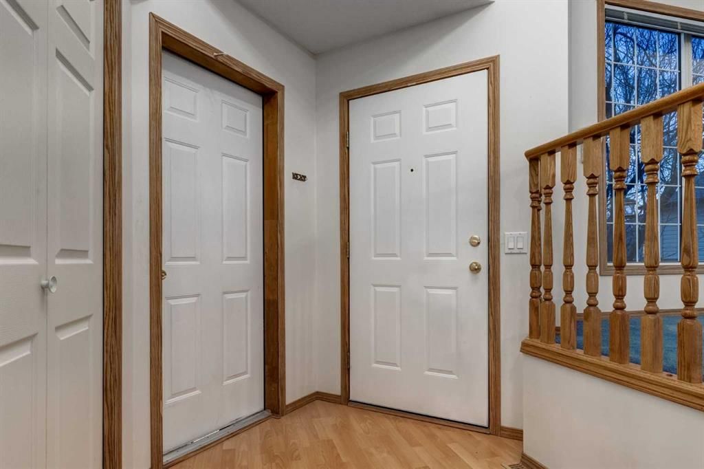 26 SOMERCREST Circle SW, Calgary — photo 2 of 48