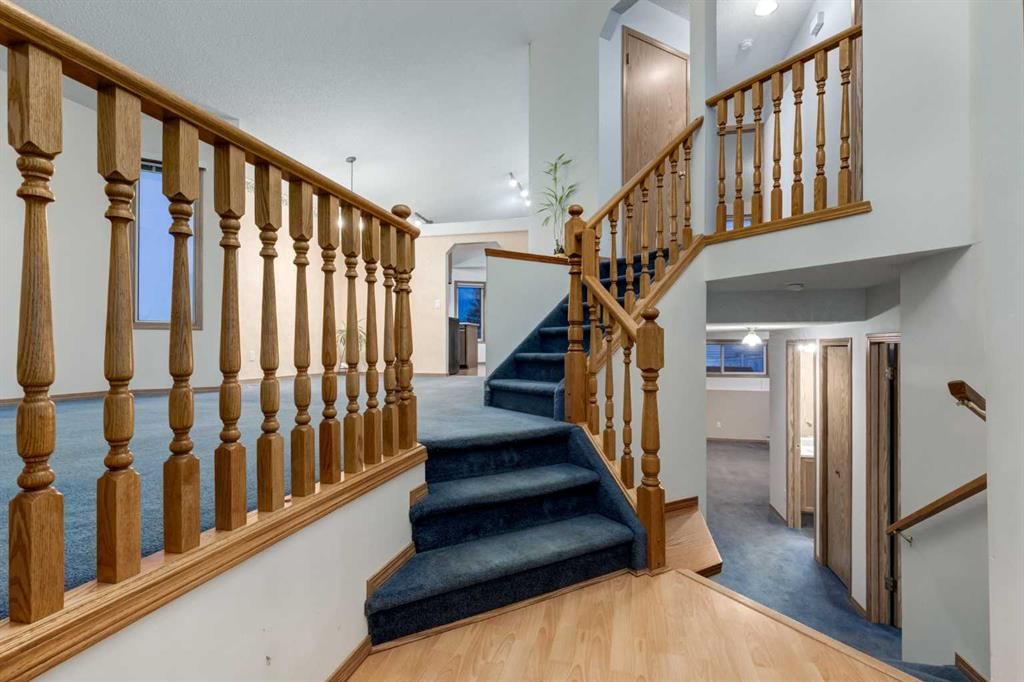 26 SOMERCREST Circle SW, Calgary — photo 3 of 48