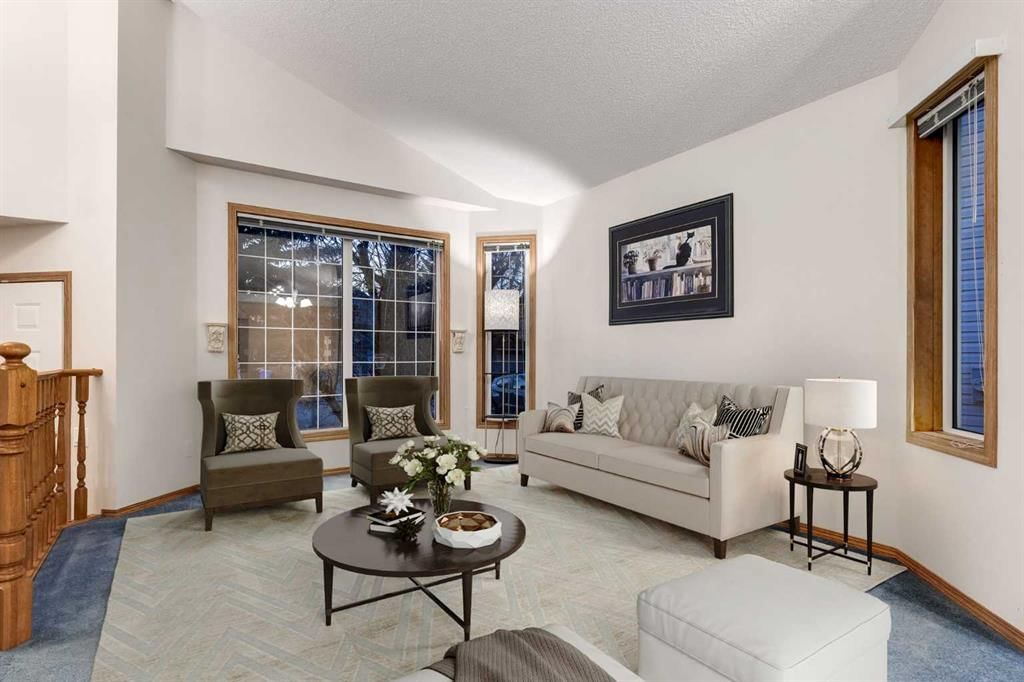 26 SOMERCREST Circle SW, Calgary — photo 4 of 48