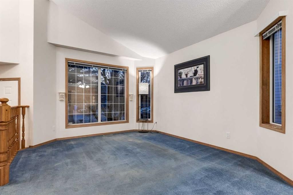 26 SOMERCREST Circle SW, Calgary — photo 5 of 48