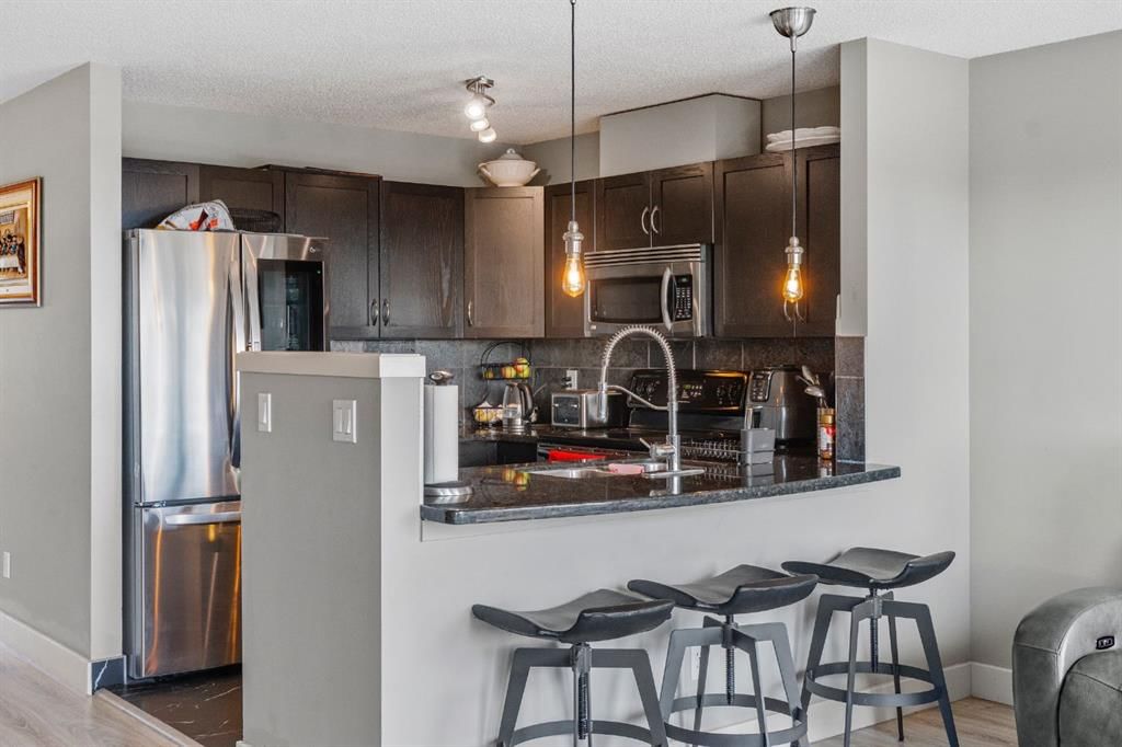 10, 105 Village Heights SW, Calgary — photo 2 of 33