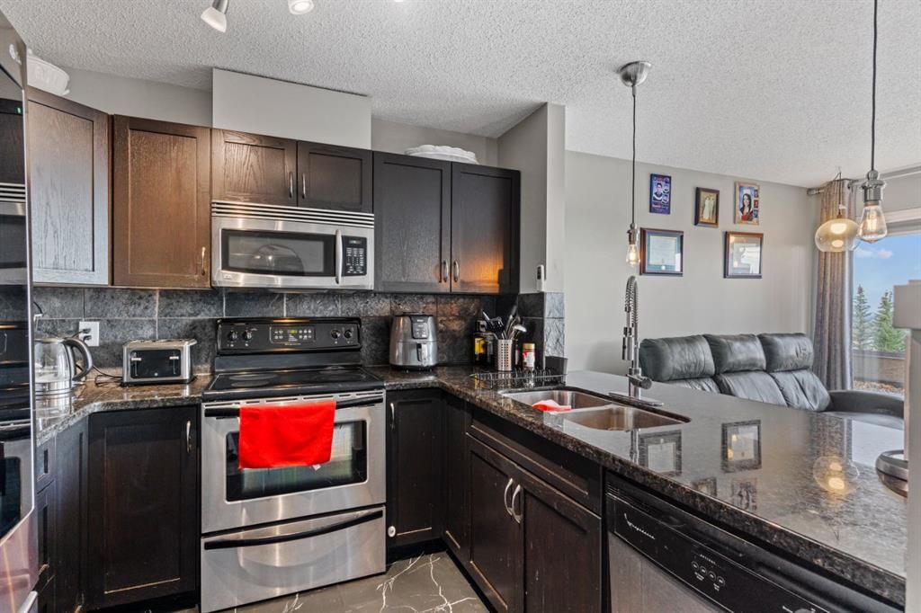 10, 105 Village Heights SW, Calgary — photo 3 of 33