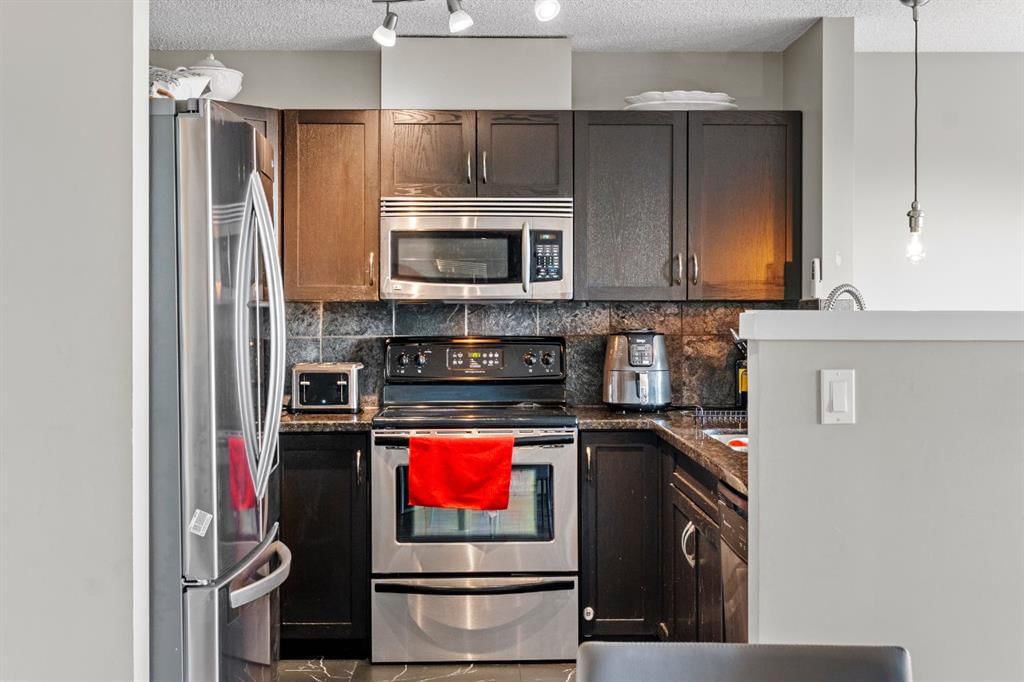 10, 105 Village Heights SW, Calgary — photo 4 of 33