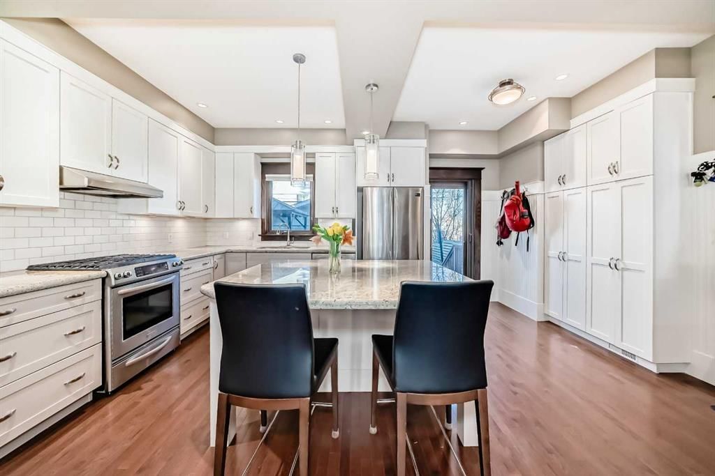 2413 15 Street SW, Calgary — photo 4 of 36